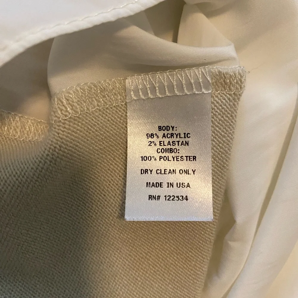 Lola and Sophie sweater top with shirt tail hem. Size M - Picture 4 of 4